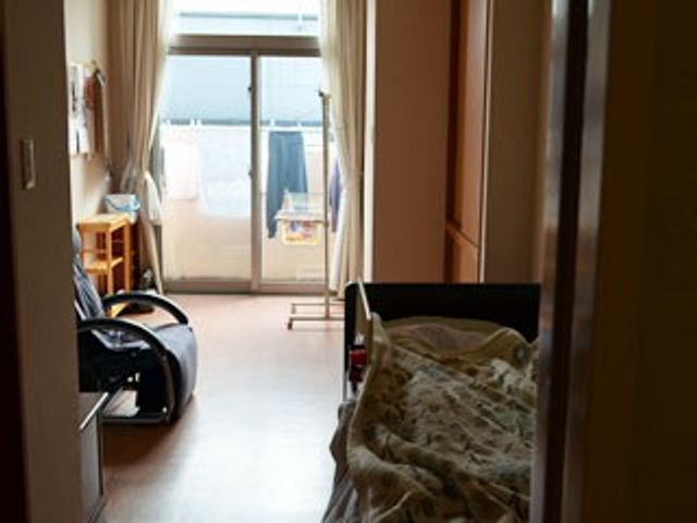 自然光あふれる居室 居室 居室は広々としており、自然光が差し込みます。リラックスした時間を過ごせる環境です。