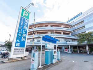 病院の入口と駐車場