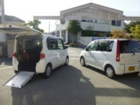 送迎車が並ぶ外観  
