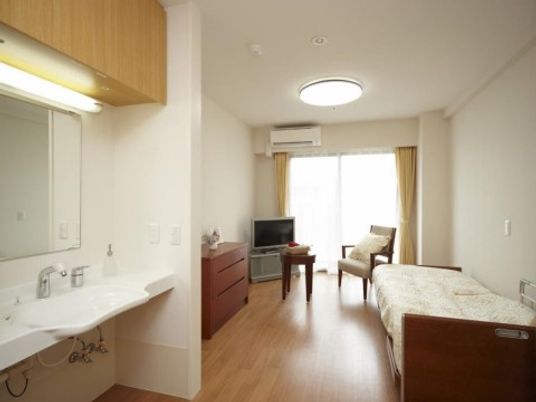 明るい個室の居室