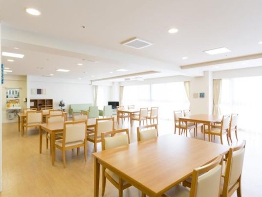 明るい広々ダイニング