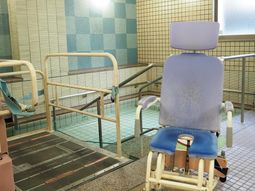 バリアフリーの浴室設備