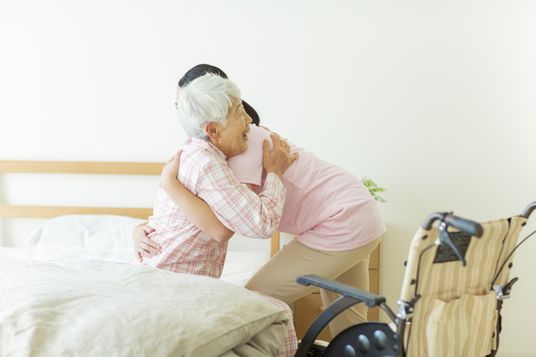抱き合う二人の居室