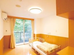 明るい居室の風景