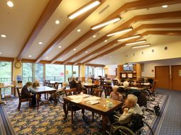 天井の高い広々ダイニング