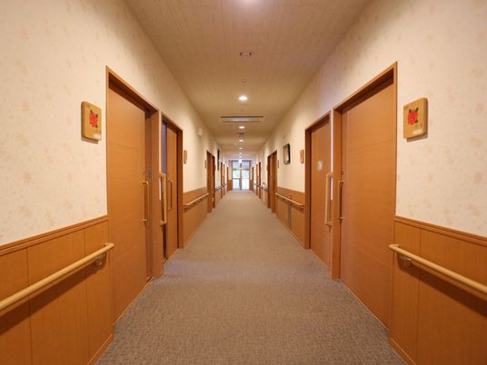 長い廊下と部屋の扉