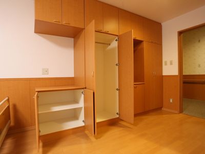 木製の洋室のクローゼット
