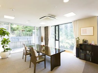 明るい居室の様子