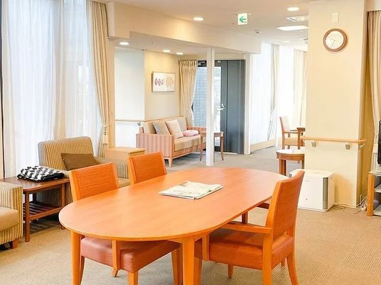 緑を望む明るい居室