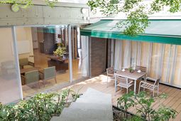 明るい外観の建物