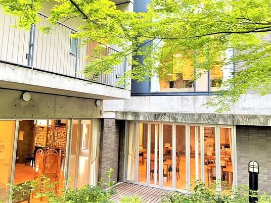 中庭の自然光あふれる空間