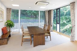明るい居室の一角