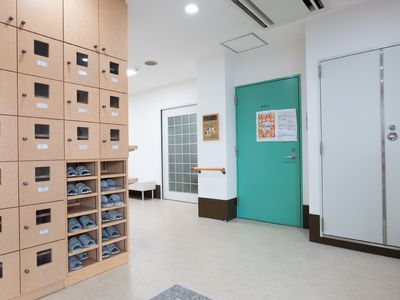 玄関ロッカーと掲示物