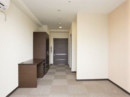 クッションフロアを採用した居室には収納家具やエアコンが付いている。