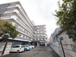 白い建物の外観