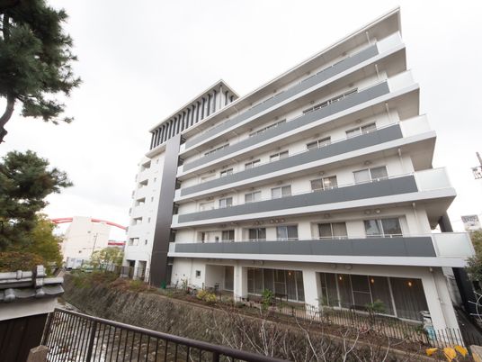 建物全体に窓が多い。外観は大きいながらも、シンプルな配色である。施設の裏には、静かに流れる川がある。