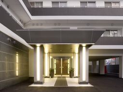 明るいエントランスの夜景