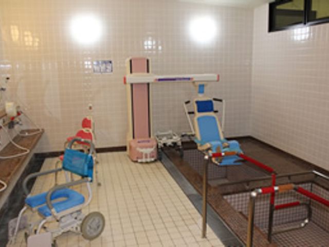 清潔な浴室内風景 浴室   清潔で広々とした浴室です。車椅子利用者にも優しい設計となっています。