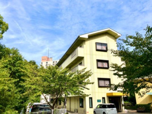 緑に囲まれた外観