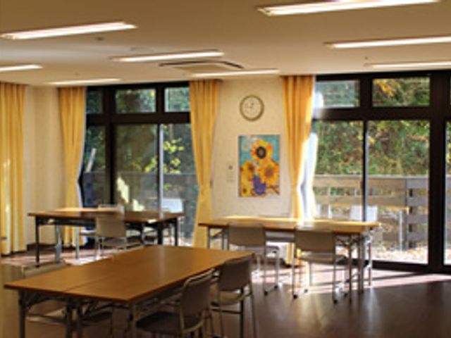 明るいダイニングルーム ダイニングルーム 自然光がたっぷり差し込む開放的な空間です。豊かな緑を眺めながら、リラックスした時間を過ごせます。