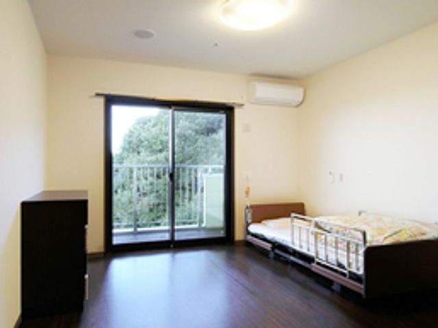 リラックスできる居室 居室 窓から自然の光が差し込む居室です。快適なベッドを備え、心地よい環境で過ごせます。