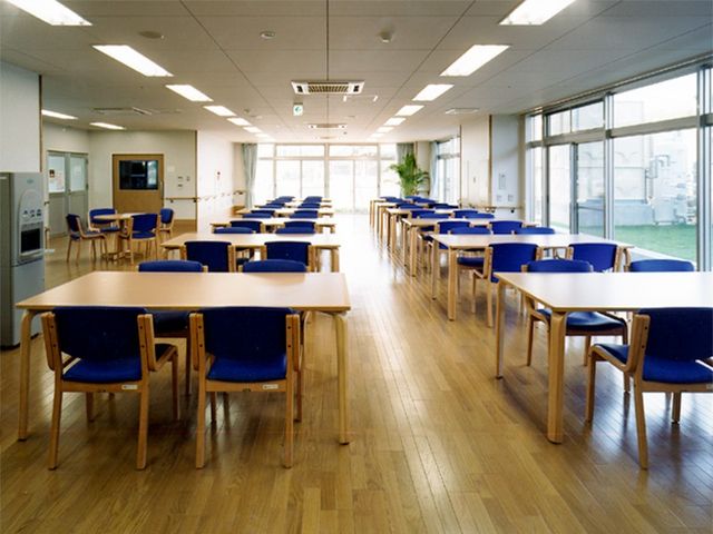 明るい食堂 食堂   大きな窓から光が入る、広々とした食堂です。テーブルがゆったり配置され、落ち着いて食事しやすい雰囲気です。