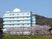 桜並木のある建物外観  