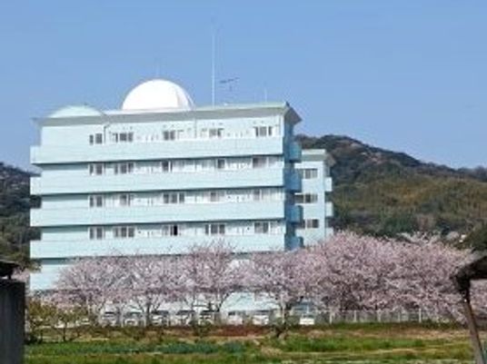 桜並木のある建物外観  
