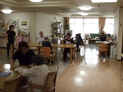 開放的なラウンジの様子  