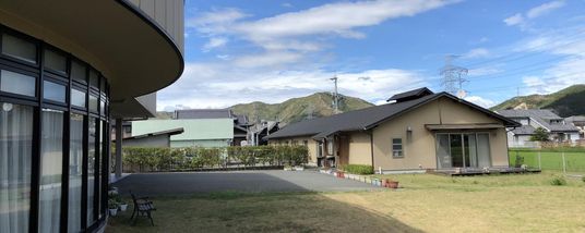 庭が広がる外観