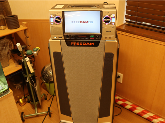 カラオケ機器のある部屋  