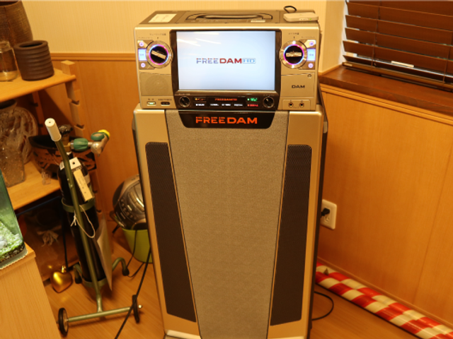 カラオケ機器のある部屋 多目的室   カラオケ機器が置かれた明るい部屋です。余暇を楽しめる空間づくりが感じられます。
