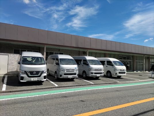 駐車場に並ぶ車