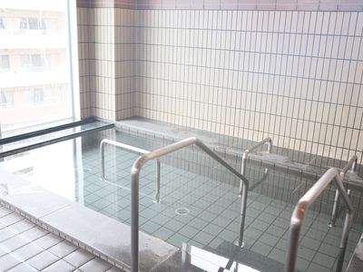 明るい手すり付き浴室