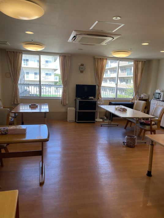明るい居室の窓とベッド