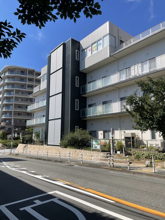 ピンクの建物と駐車場