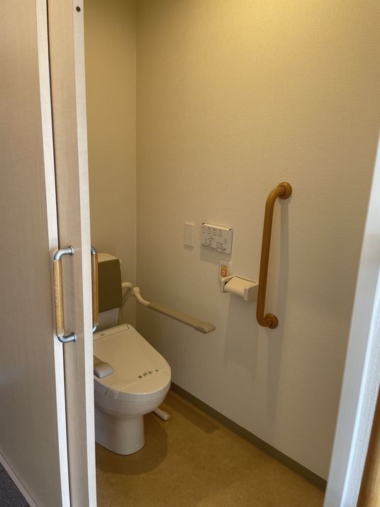 明るい建物のバルコニー