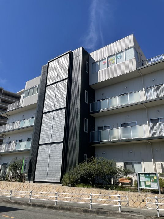 ピンクの建物のエントランス