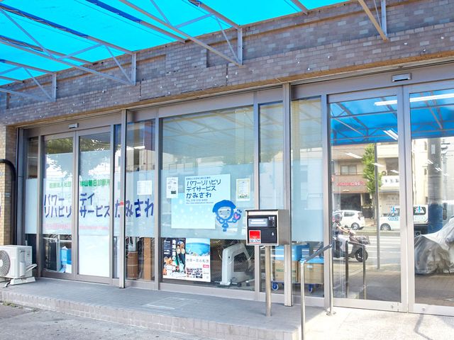 ガラス窓の外観 外観 ガラス張りの広いエントランスは、明るく開放的な印象を与えています。