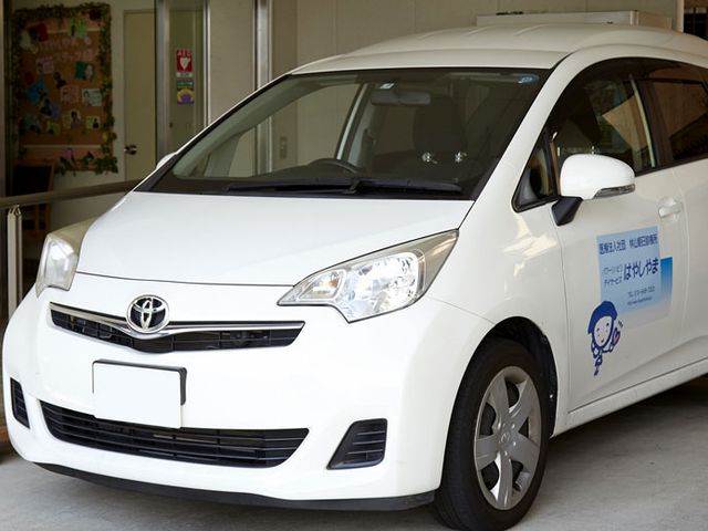 車が停まっている様子 外観 施設の車が停まっています。外出のサポートも入念に行っています。