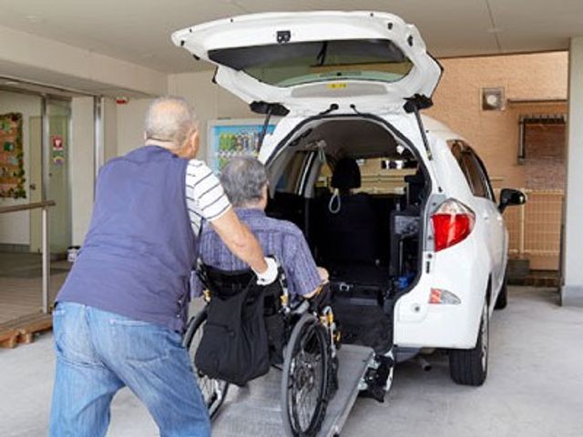 車椅子乗降の様子 外観 介助者が安全にサポートする様子は、働く方の安心感につながります。