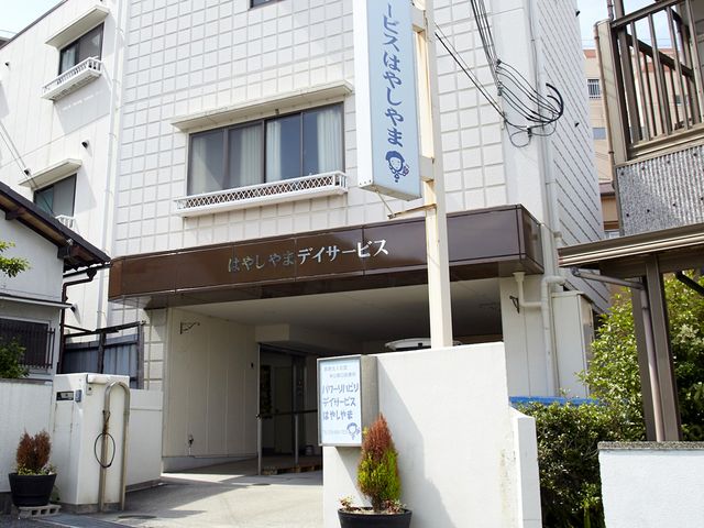 建物の看板 看板 爽やかな外観の建物で、サービスを提供する意図が伝わる看板が掲げられています。