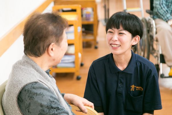 笑顔のスタッフと利用者