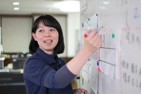 スタッフがホワイトボードを指し示す