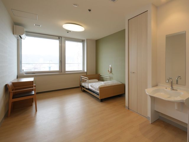 自然光が差し込む居室 居室 広々とした居室には、外の眺めを楽しめる大きな窓があり、穏やかな時間を過ごせます。