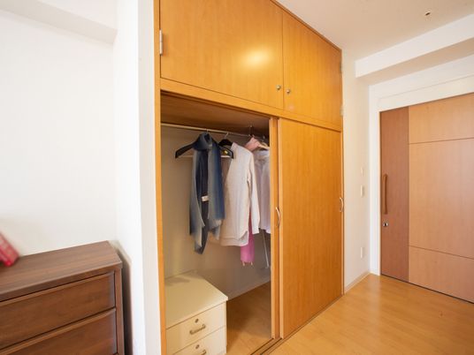 整理された衣類のクローゼット