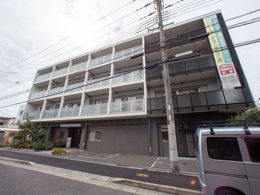 モダンな建物のエントランス