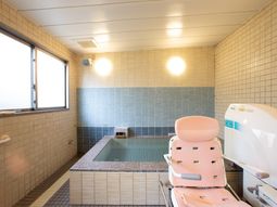 明るい浴室の設備