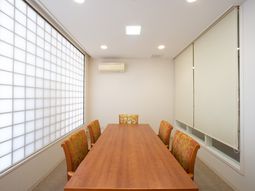 明るい多目的室の内観