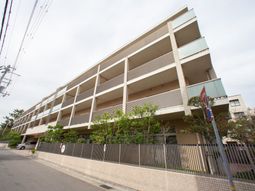 モダンな四階建ての建物